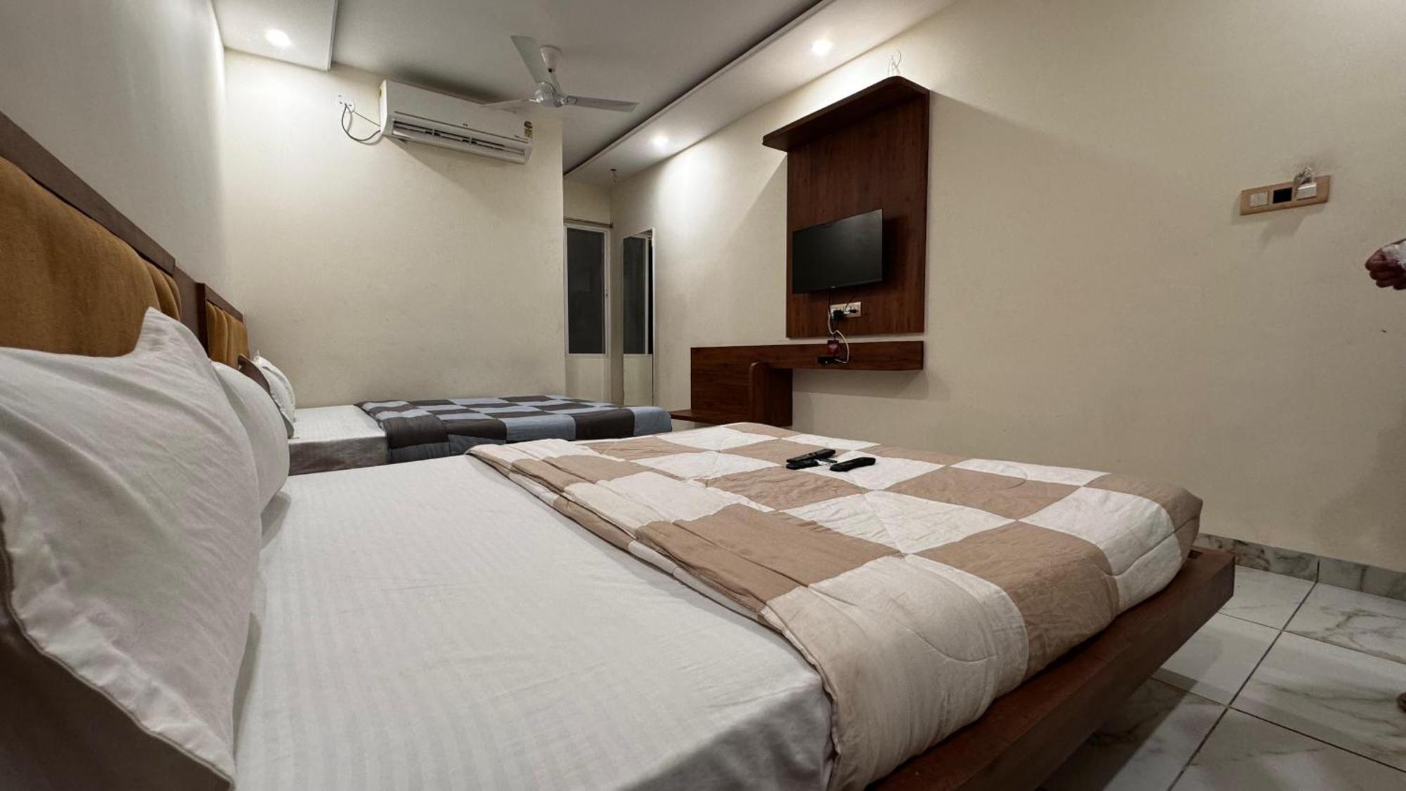 Hotel Prakasham Ujjain Eksteriør bilde